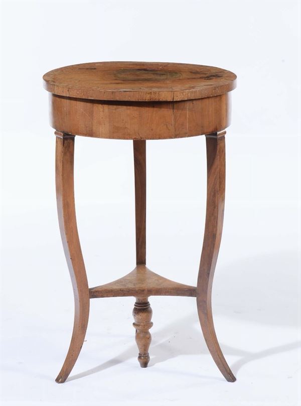 Tavolino da lavoro circolare in legno lastronato, XIX secolo