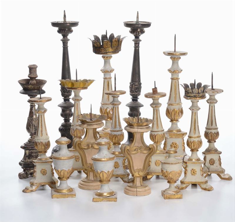 Insieme di candelieri in legno laccato lumeggiati in oro, XVIII-XX secolo  - Auction Asta a Tempo Antiquariato - Cambi Casa d'Aste