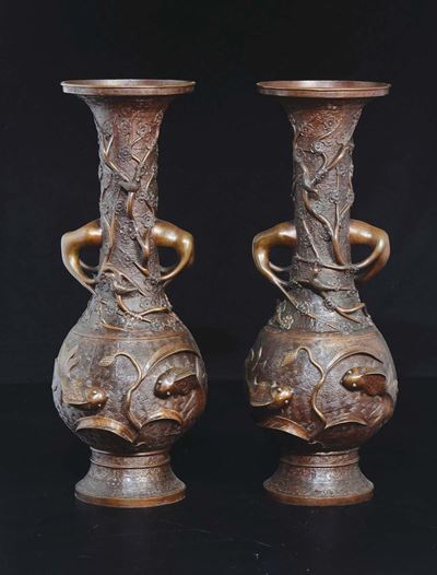 Coppia di Vasi in Bronzo a Doppia Ansa con Figure di Pesci a Rilievo, Giappone, XIX Secolo