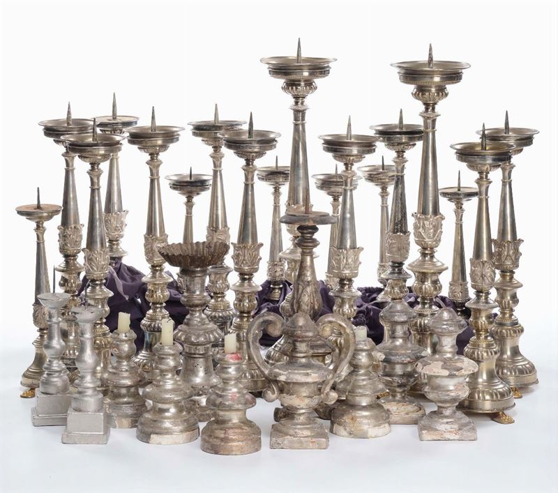 Insieme di candelieri argentati in legno e metallo argentato, XVIII-XIX secolo  - Auction Asta a Tempo Antiquariato - Cambi Casa d'Aste