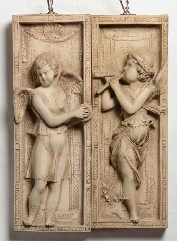 Coppia di bassorilievi con angeli musicanti in terracotta, manifattura di Signa, cm 18x52x4