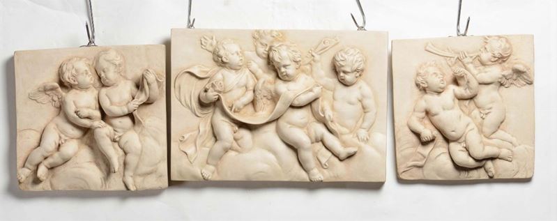 Tre bassorilievi in terracotta raffiguranti putti musicanti, manifattura di Signa  - Auction Asta a Tempo Antiquariato - Cambi Casa d'Aste