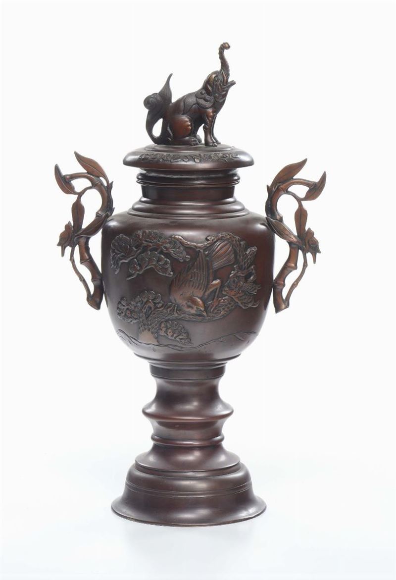 Vaso biansato con coperchio in bronzo, Cina XX secolo  - Auction Asta a Tempo Antiquariato - Cambi Casa d'Aste