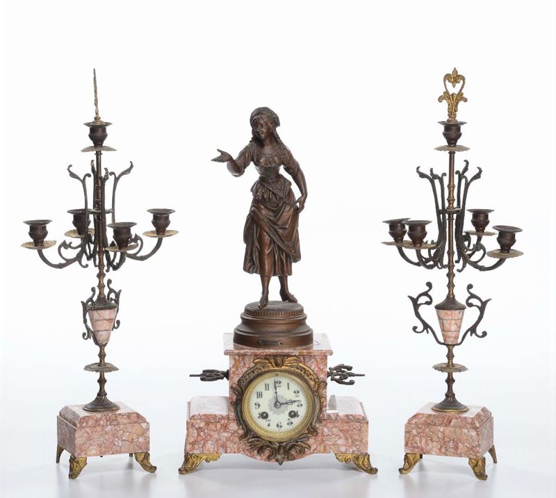 Trittico da camino composto da orologio  sormontato da figura femminile e candelabri a cinque luci, basi in marmo rosso  - Auction Asta a Tempo Antiquariato - Cambi Casa d'Aste