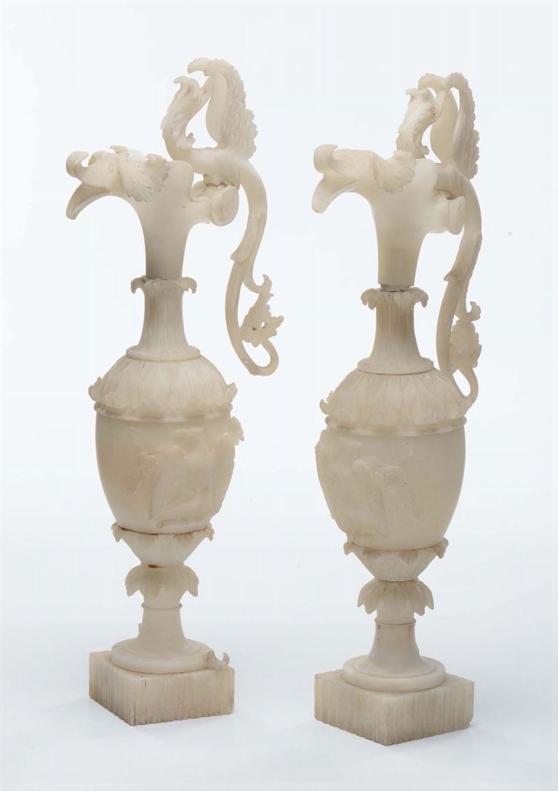 Coppia di alti versatoi in alabastro scolpito, XIX secolo  - Asta Asta a Tempo Antiquariato - Cambi Casa d'Aste