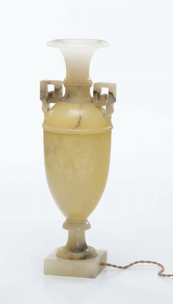 Coppa in pietra dura trasformata in lampada, XX secolo