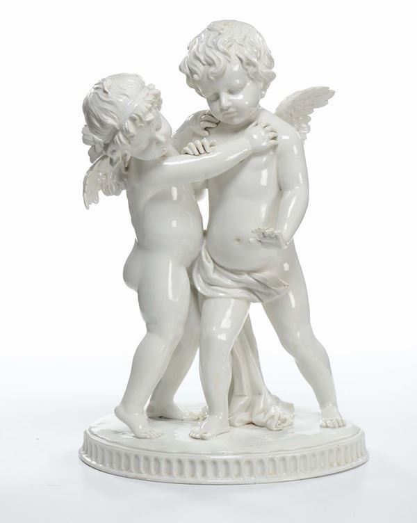 Gruppo di due putti in maiolica bianca