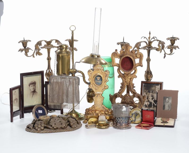 Insieme di oggetti comprendente cornici, calamaio, candelabri e altro  - Auction Fine Art - Cambi Casa d'Aste