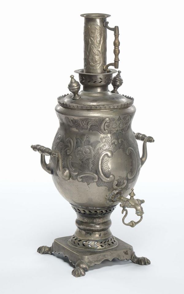 Grande samovar in metallo sbalzato e cesellato, XIX-XX secolo