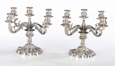 Coppia di Candelabri a Cinque Fiamme in Argento Fuso e Cesellato, XX Secolo