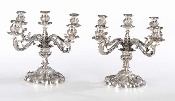 Coppia di candelabri a cinque fiamme in argento fuso e cesellato, XX secolo