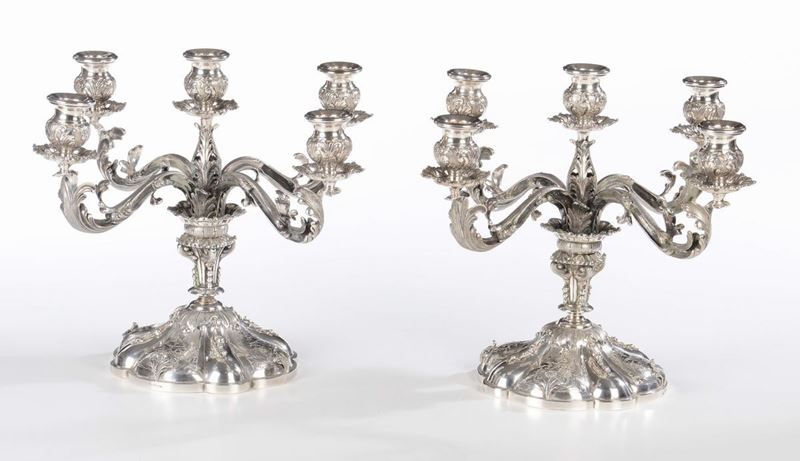 Coppia di candelabri a cinque fiamme in argento fuso e cesellato, XX secolo  - Asta Antiquariato - Cambi Casa d'Aste
