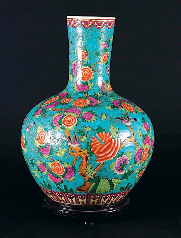 Vaso in porcellana a fondo turchese con decoro di fiori e uccelli, Cina, XX secolo