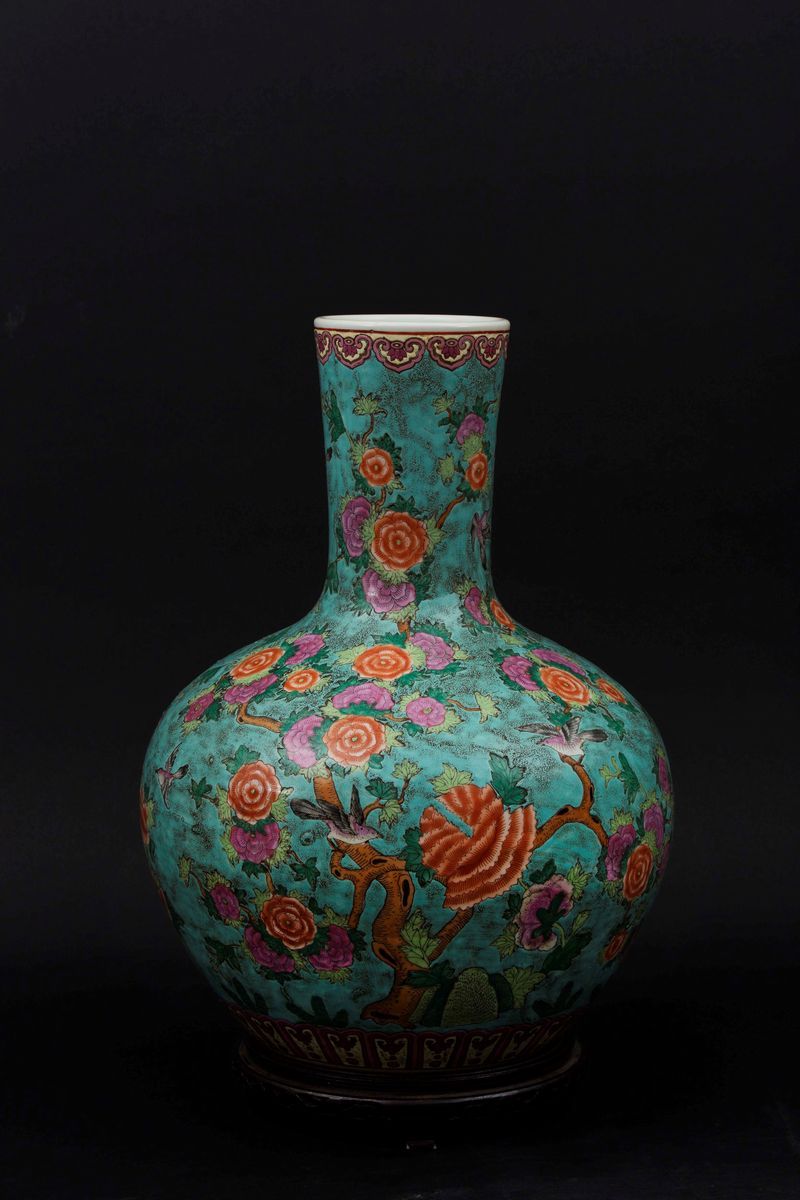 Vaso in Porcellana a Fondo Turchese con Decoro di Fiori e Uccelli, Cina, XX Secolo