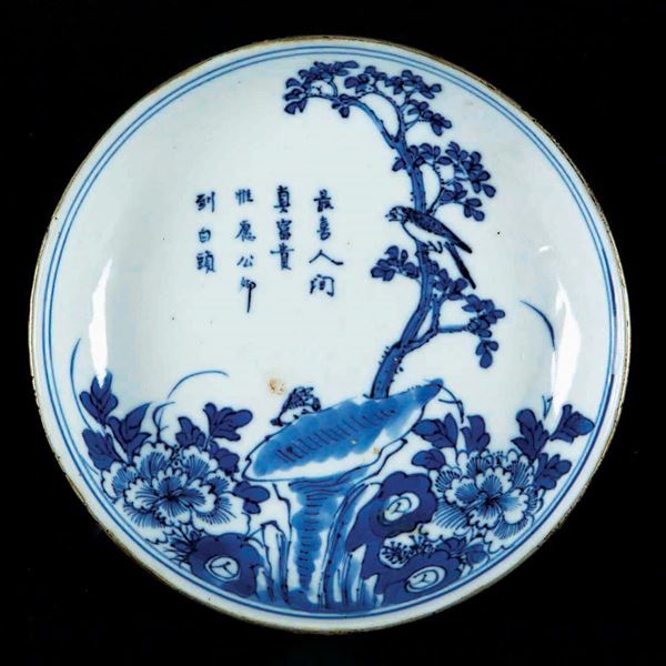 Piattino in porcellana bianca e blu con uccellino su ramo ed iscrizione, Cina, Dinastia Qing, XIX secolo