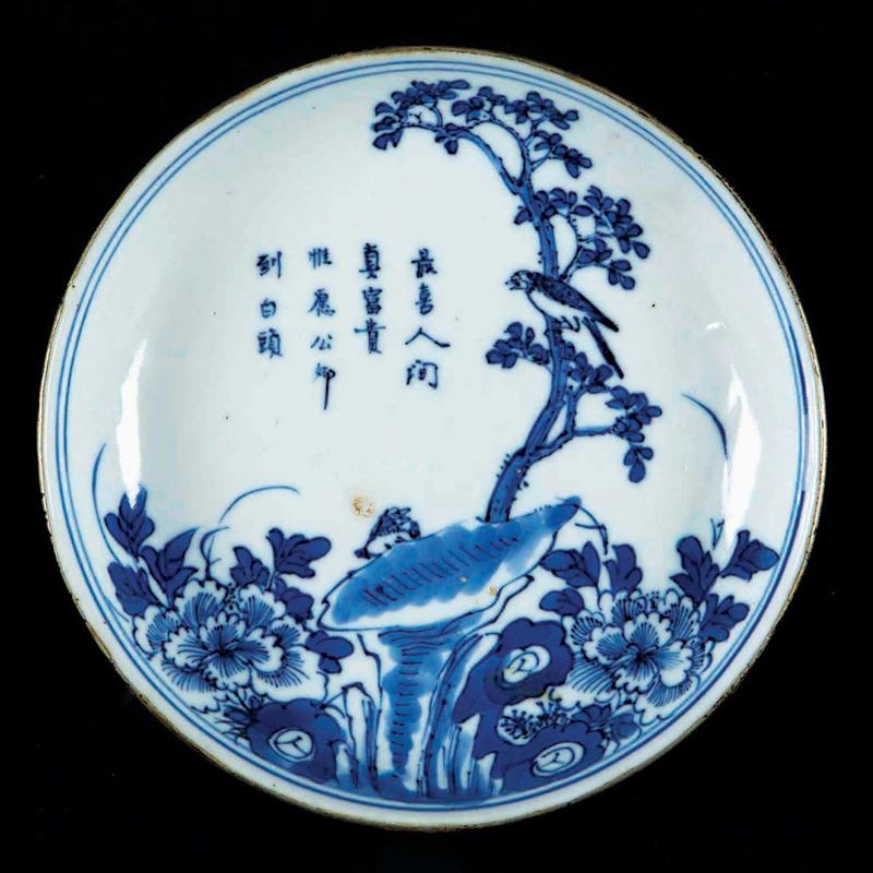 Piattino in porcellana bianca e blu con uccellino su ramo ed iscrizione, Cina, Dinastia Qing, XIX secolo  - Asta Chinese Works of Art - Cambi Casa d'Aste