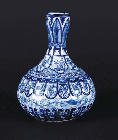 Vasetto in Porcellana Bianca e Blu con Decoro Floreale, Cina, XX Secolo