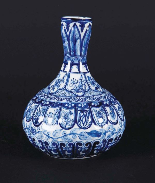 Vasetto in porcellana bianca e blu con decoro floreale, Cina, XX secolo