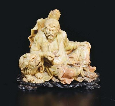 Scultura in Saponaria Raffigurante Saggio con Cane di Pho, Cina, XX Secolo