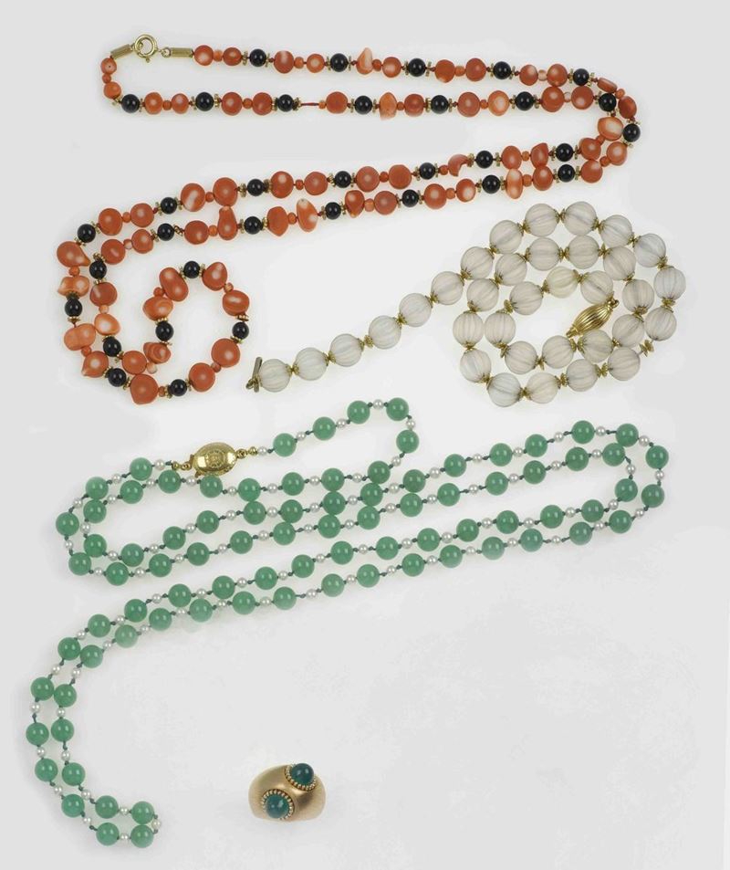 Lot composed by three coral, onyx, rock crystal and chrysoprase necklaces and one chrysoprase ring cabochon-cut  - Auction Fine Art - Cambi Casa d'Aste