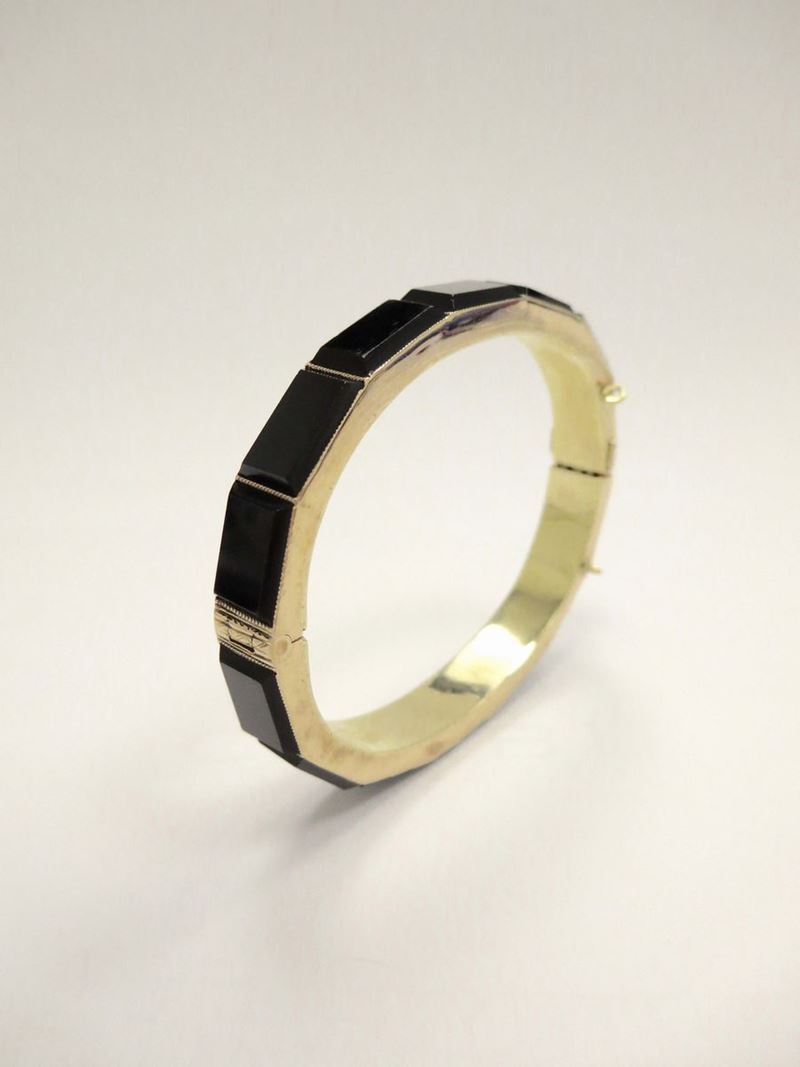 A gold and onyx bangle  - Auction Jewels Timed Auction - Cambi Casa d'Aste