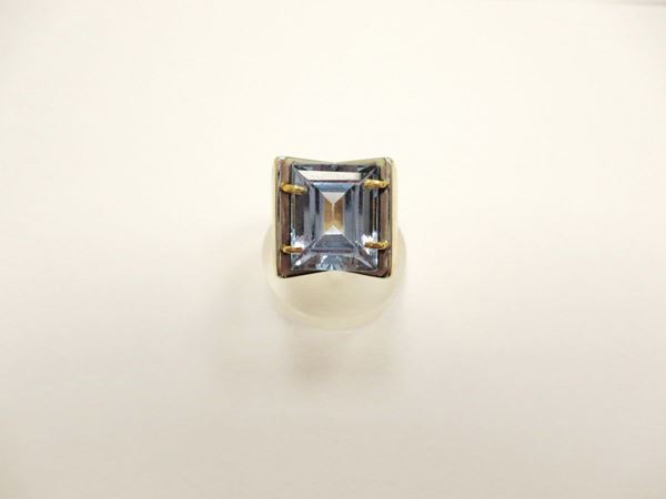 A synthetic spinel and gold ring