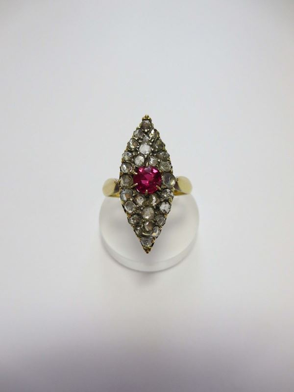 Anello a marquise con rubino e rosette di diamante