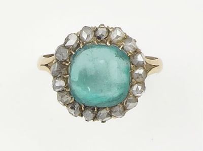 Anello con Smeraldo Taglio Cabochon e Diamanti a Contorno