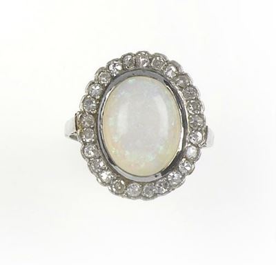 Anello con Opale e Diamanti a Contorno