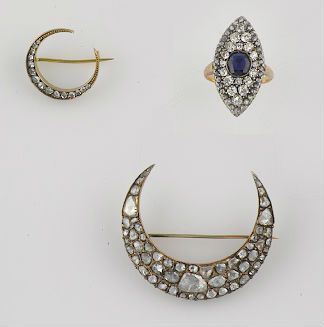 Lotto Composto da Anello Marquise con Zaffiro e da Due Spille “mezza Luna”