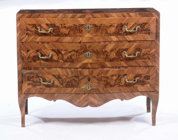 Comò a tre cassetti lastronato in noce e radica di noce, XVIII secolo