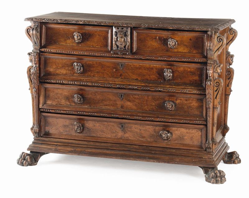 Comò in noce intagliato a bambocci, XVII secolo  - Asta Antiquariato - Cambi Casa d'Aste