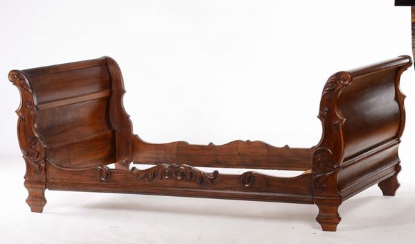 Letto in noce intagliato, XIX secolo