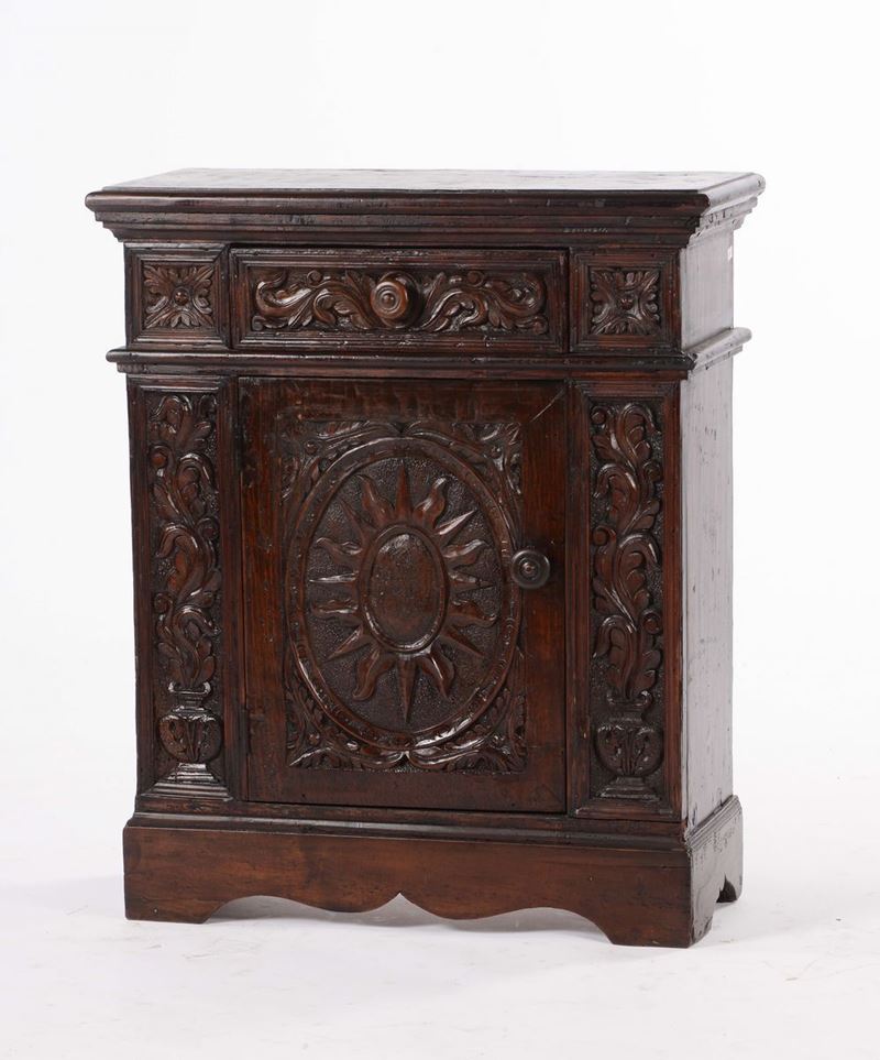 Mobiletto ad un’anta ed un cassetto intagliato, XIX-XX secolo  - Asta Antiquariato - Cambi Casa d'Aste