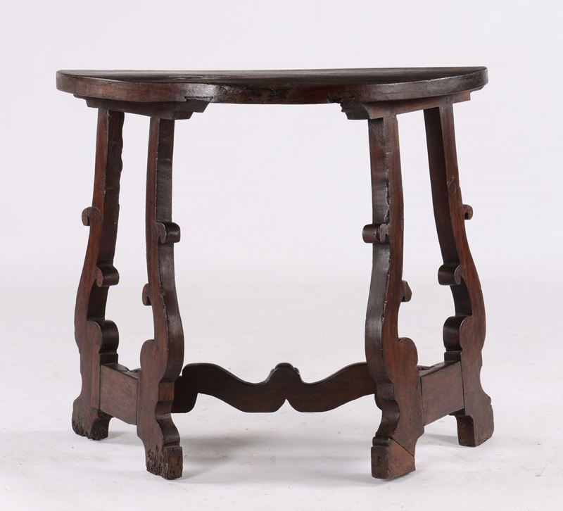 Mezzo tavolo in noce con gambe a lira, XX secolo  - Asta Antiquariato - Cambi Casa d'Aste