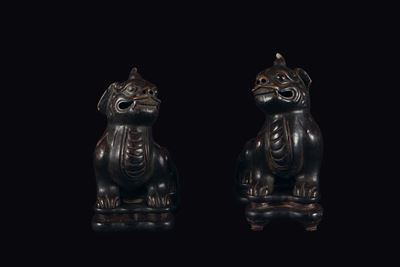 Due Figure di Cani di Pho in Terracotta Smaltata, Cina, Dinastia Ming, XVII Secolo