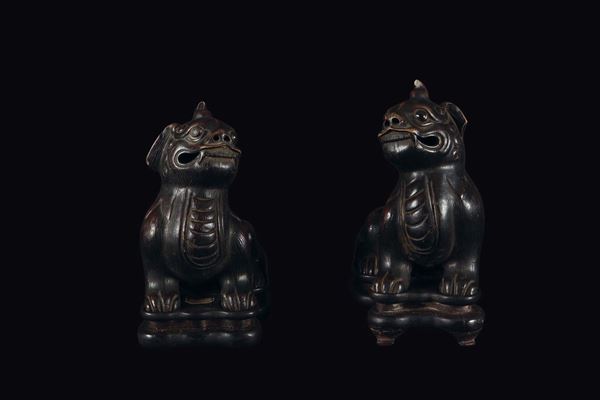 Due figure di cani di Pho in terracotta smaltata, Cina, Dinastia Ming, XVII secolo
