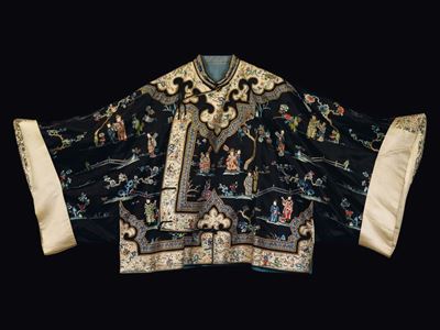 Veste in Seta a Fondo Blu con Ricamo di Guanyin e Dignitari, Cina, Dinastia Qing, XIX Secolo