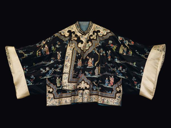 Veste in seta a fondo blu con ricamo di Guanyin e dignitari, Cina, Dinastia Qing, XIX secolo