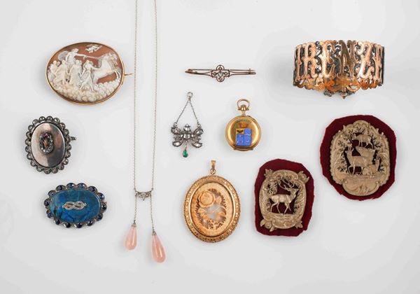 Lotto composto da quattro spille, due pendenti, un girocollo, un bangle, un orologio da tasca e due miniature di caccia