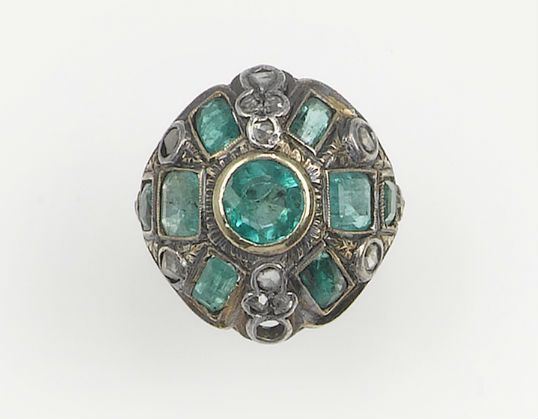 Anello con smeraldi e rosette di diamante  - Asta Antiquariato - Cambi Casa d'Aste