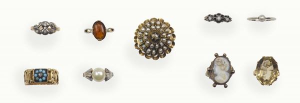 Lotto composto da nove anelli con diamanti di vecchio taglio, perle, paste vitree e pietre