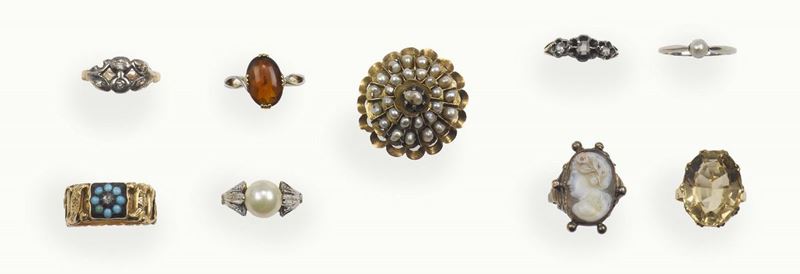 Lotto composto da nove anelli con diamanti di vecchio taglio, perle, paste vitree e pietre  - Asta Antiquariato - Cambi Casa d'Aste