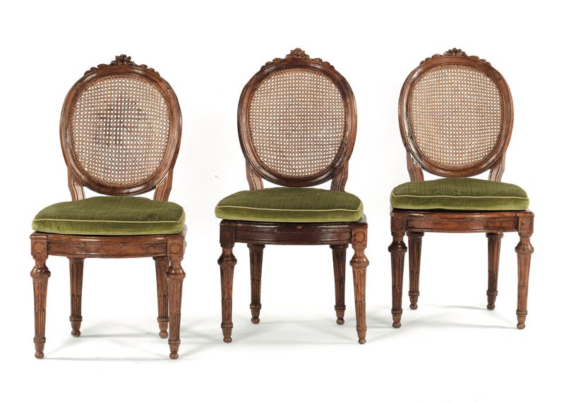 Tre sedie ovaline in noce, fine XVIII secolo  - Asta Antiquariato V | Asta a Tempo - Cambi Casa d'Aste
