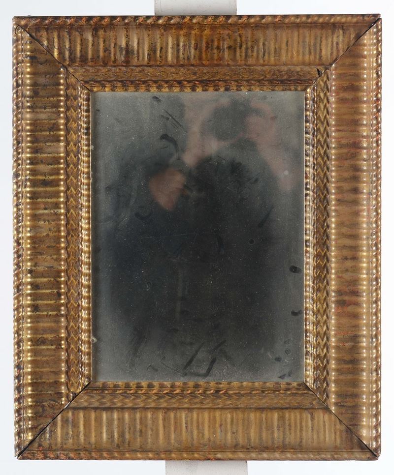 Specchierina in legno dorato a fascia scanalata, XX secolo  - Asta Antiquariato - Cambi Casa d'Aste