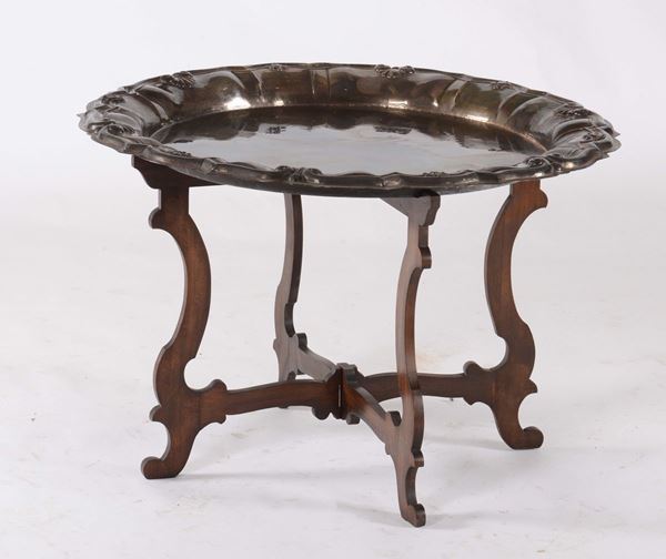 Vassoio in metallo argentato con base in legno, XX secolo