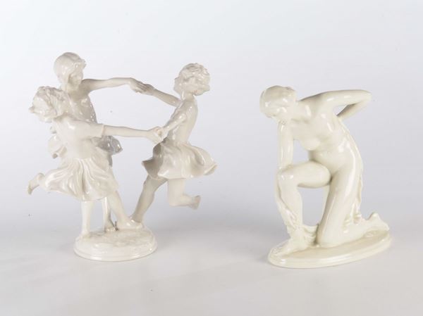 Due gruppi in porcellana bianca raffiguranti girotondo di bambine e figura femminile inginocchiata