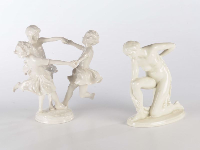 Due gruppi in porcellana bianca raffiguranti girotondo di bambine e figura femminile inginocchiata  - Asta Antiquariato - Cambi Casa d'Aste