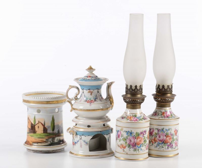 Veilleuse e due lampade in porcellana policroma  - Auction Fine Art - Cambi Casa d'Aste