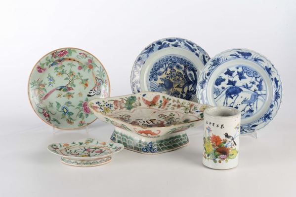 Lotto di sette oggetti in ceramica, Cina XIX secolo
